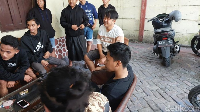 Tukang las dikeroyok pesilat melapor ke Polsek Cerme bersama teman-temannya.