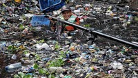 Menurut keterangan petugas, tumpukan sampah itu berasal dari kali mati bekas proyek sodetan mangkrak. Jadi, sampah itu menumpuk di kali mati yang alirannya buntu.  