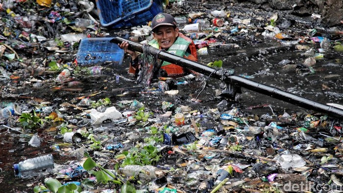 Banyak sampah yang menumpuk royek sodetan Kali Tegal Amba yang berada di kawasan Kampung Sumur, Klender. Kini, sampah-sampah tersebut mulai dibersihkan.