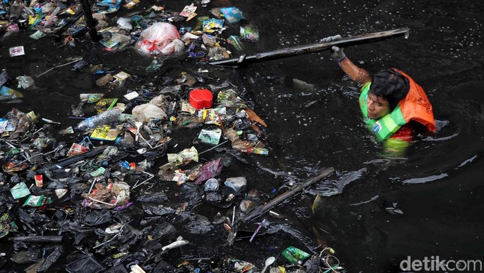 Banyak sampah yang menumpuk royek sodetan Kali Tegal Amba yang berada di kawasan Kampung Sumur, Klender. Kini, sampah-sampah tersebut mulai dibersihkan.