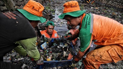 Tumpukan Sampah di Sodetan Kali Tegal Amba Klender Mulai Dibersihkan