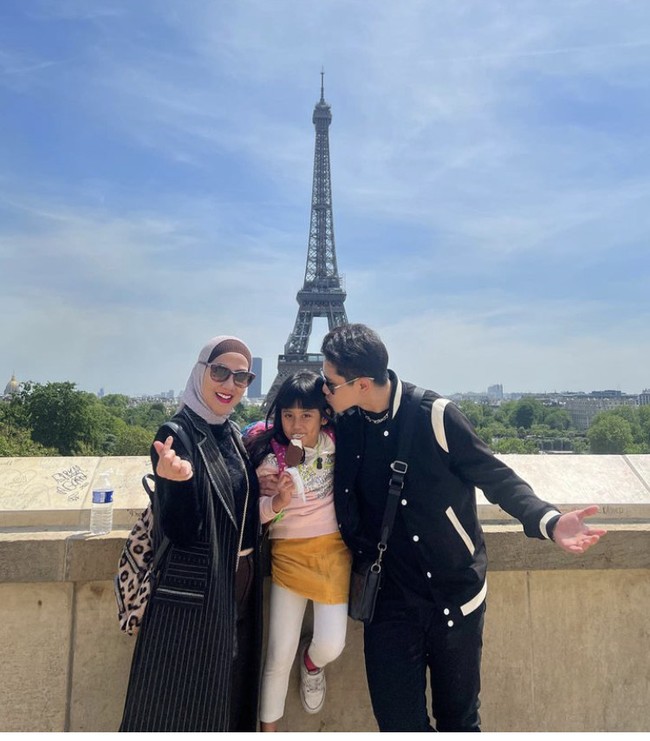 ni gaya Venna Melinda bersama dua anaknya saat berpose di depan Menara Eiffel. Venna Melinda terlihat selaras dengan Naufal mengenakan pakaian serba hitam. Ia tampil chic dengan blazer hitam. Foto: Dok. Instagram Venna Melinda