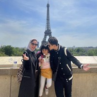 ni gaya Venna Melinda bersama dua anaknya saat berpose di depan Menara Eiffel. Venna Melinda terlihat selaras dengan Naufal mengenakan pakaian serba hitam. Ia tampil chic dengan blazer hitam. Foto: Dok. Instagram Venna Melinda