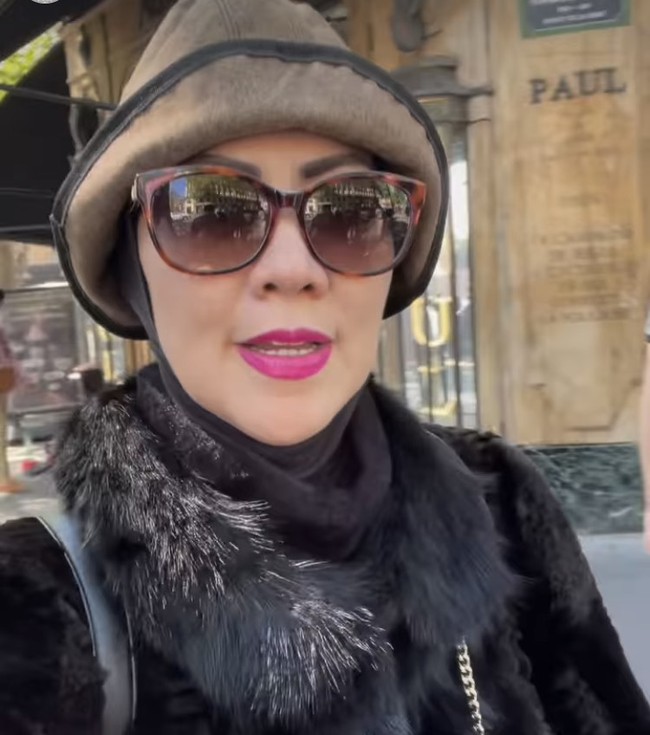 Pada beberapa unggahan Instagramnya, aktris berusia 50 tahun ini kerap tampil dengan gaya monokrom pada liburannya itu. Tampilan Venna Melinda pun terlihat lebih segar dengan lipstik pink. Foto: Dok. Instagram Venna Melinda