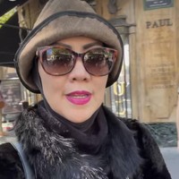 Pada beberapa unggahan Instagramnya, aktris berusia 50 tahun ini kerap tampil dengan gaya monokrom pada liburannya itu. Tampilan Venna Melinda pun terlihat lebih segar dengan lipstik pink. Foto: Dok. Instagram Venna Melinda