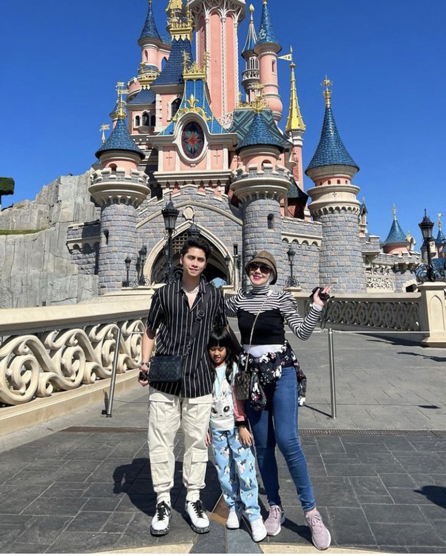 Saat bermain di Disneyland Paris, Venna Melinda tampil kasual. Ia mengenakan pakaian stripes hitam putih yang dipadukan dengan jeans biru dan sneakers.  Foto: Dok. Instagram Venna Melinda