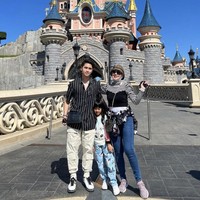 Saat bermain di Disneyland Paris, Venna Melinda tampil kasual. Ia mengenakan pakaian stripes hitam putih yang dipadukan dengan jeans biru dan sneakers.  Foto: Dok. Instagram Venna Melinda