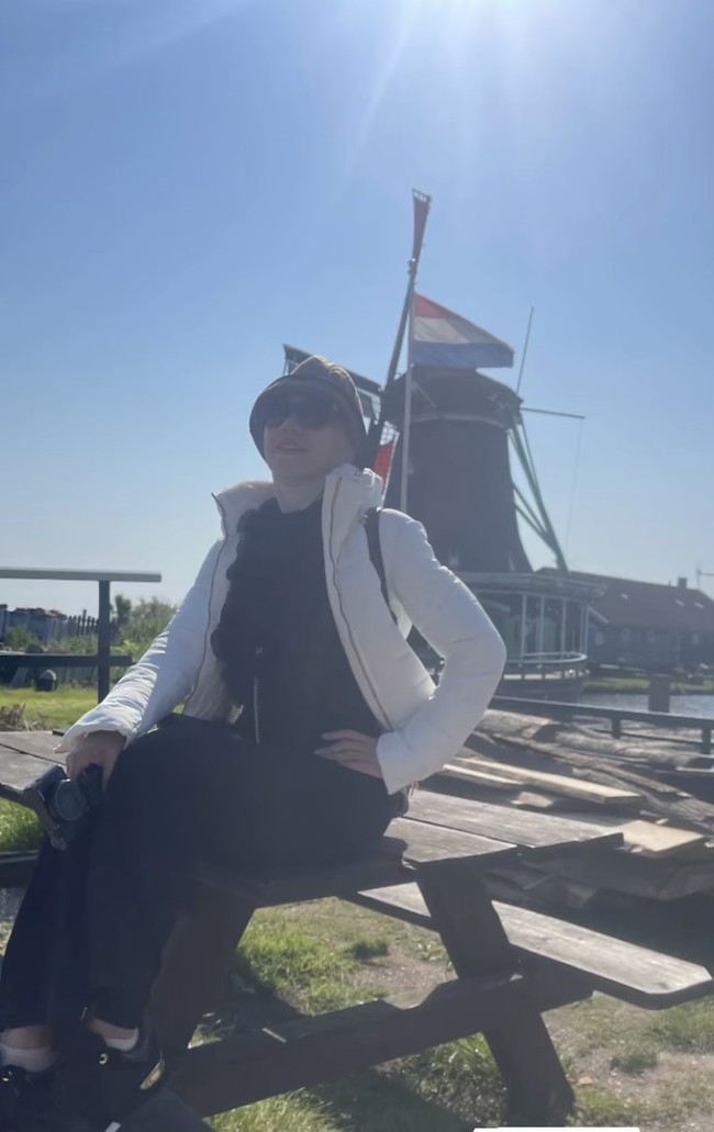 Setelah Paris, Venna Melinda melanjutkan liburannya ke Belanda. Gayanya pun masih setia dengan penampilan monokrom hitam dan putih. Foto: Dok. Instagram Venna Melinda