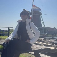 Setelah Paris, Venna Melinda melanjutkan liburannya ke Belanda. Gayanya pun masih setia dengan penampilan monokrom hitam dan putih. Foto: Dok. Instagram Venna Melinda