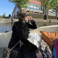 Ini gaya Venna Melinda saat menikmati liburan di Belanda. Ia mengenakan long dress hitam dengan aksen ruffle pada bagian dada. Penampilan Venna Melinda pun disempurnakan dengan topi cokelat yang senada dengan tasnya. Foto: Dok. Instagram Venna Melinda