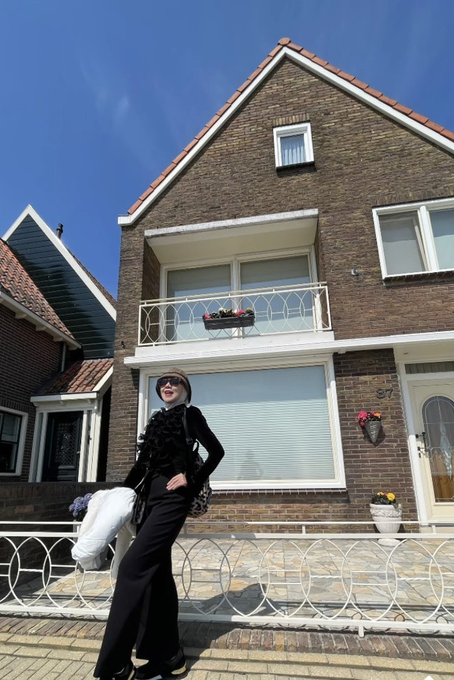 Banyak netizen berkomentar bahwa wajah Venna Melinda kini terlihat lebih bahagia, setelah kasus KDRT yang dilakukan Ferry Irawan kepadanya. “Mbak Venna makin bahagia, yang sana makin merana. Nyesel kan sudah menyia-nyiakan orang yang tulus?” komentar salah satu netizen. Foto: Dok. Instagram Venna Melinda