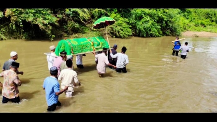 Warga di Pesisir Barat terpaksa menggotong jenazah menyeberangi sungai karena nihil jembatan
