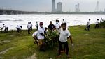 Warga India Ramai-ramai Bersihkan Sungai Berbusa Penuh Limbah-Racun