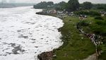 Warga India Ramai-ramai Bersihkan Sungai Berbusa Penuh Limbah-Racun