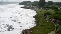 Sungai tersebut menyediakan lebih dari setengah air New Delhi, yang merupakan ancaman kesehatan yang serius bagi penduduknya. Sungai telah menjadi lebih kotor selama bertahun-tahun karena sebagian besar limbah ibu kota, pestisida pertanian dari negara bagian tetangga, dan limbah industri dari kota-kota pabrik mengalir ke jalur air meskipun ada undang-undang yang melarang polusi.  