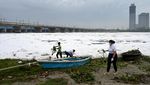 Warga India Ramai-ramai Bersihkan Sungai Berbusa Penuh Limbah-Racun