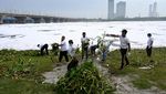 Warga India Ramai-ramai Bersihkan Sungai Berbusa Penuh Limbah-Racun