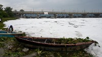 Hamparan sungai Yamuna yang luas ditutupi dengan busa beracun berwarna putih, sebagian disebabkan oleh polutan yang dikeluarkan dari industri yang mengelilingi New Delhi.  