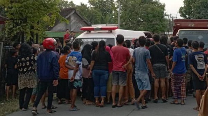 Warga mengerubungi evakuasi ibu dan anak yang tewas terlindas truk di Bojoengoro