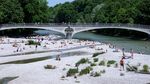 Saat Warga Munich Nikmati Hangatnya Matahari di Sungai Tengah Kota