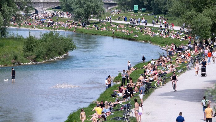 Warga Munich Nikmati Hangatnya Matahari di Sungai Tengah Kota 04 June 2023, Bavaria, Munich: Numerous people enjoy the beautiful weather on the banks of the Isar River in the city center. Photo: Sven Hoppe//dpa (Photo by Sven Hoppe/picture alliance via Getty Images)