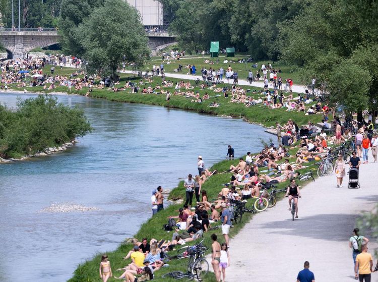 Saat Warga Munich Nikmati Hangatnya Matahari di Sungai Tengah Kota