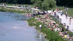 Saat Warga Munich Nikmati Hangatnya Matahari di Sungai Tengah Kota