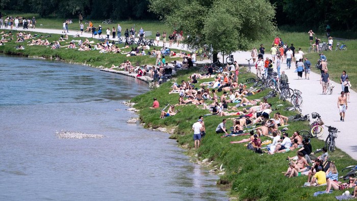 04 June 2023, Bavaria, Munich: Numerous people enjoy the beautiful weather on the banks of the Isar River in the city center. Photo: Sven Hoppe//dpa (Photo by Sven Hoppe/picture alliance via Getty Images)
