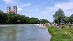 Saat Warga Munich Nikmati Hangatnya Matahari di Sungai Tengah Kota