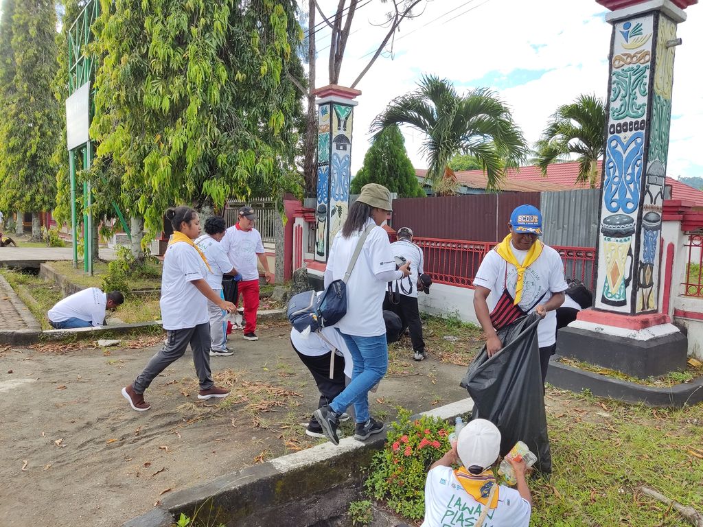 Warga Nabire Jalan Sehat