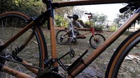 Dalam sebulan para pengrajin dapat menyelesaikan empat sampai lima rangka sepeda bambu dan mengubahnya menjadi sebuah sepeda.  