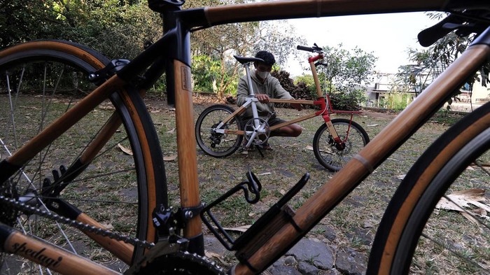 Wujud Sepeda Bambu Made in Temanggung TEMANGGUNG, INDONESIA - JUNE 03 : Craftsman carry out the process of making bamboo bicycle frames at the Spedagi production house in Temanggung, Central Java, Indonesia on June 03, 2023. Spedagi Bamboo bicycles began to be developed in early 2013 and selected Petung Bamboo (Dendrocalamus asper), one of the strongest type of bamboo with a large diameter and thick walls with the construction of the Γ’usuk bambuΓ’Β slats. The bamboo culms are then connected to special metal joints (lugs) to form a bicycle frame. The alloy of the cupped rod with oval cross-section and metal lugs results in a different frame design, but is also strong and comfortable to use. The Spedagi Bamboo Bike passed the walking test by covering a distance of 750 km, with a total load of 90 kg, without any damage, in a month the craftsmen can complete four to five bamboo bicycle frames and turn them into a bicycle. (Photo by Dasril Roszandi/Anadolu Agency via Getty Images)