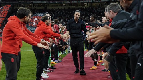 MILAN, ITALY - JUNE 04: Zlatan Ibrahimović of AC Milan attends his farewell ceremony at the end of the Serie A match between AC MIlan and Hellas Verona at Stadio Giuseppe Meazza on June 04, 2023 in Milan, Italy. (Photo by Pier Marco Tacca/AC Milan via Getty Images)