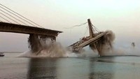 Ini penampakan detik-detik jembatan gantung ambruk di kawasan distrik Bhagalpur, Bihar, India, Senin (5/6/2023) waktu setempat. AFP via Getty Images