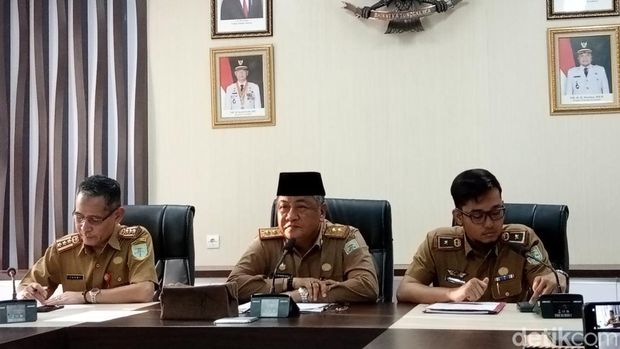 Sekda Kota Jambi bersama Kabag Hukum Pemkot Jambi saat gelar konferensi pers terkait kasus siswi SMP dilaporkan.
