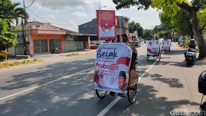 8 tukang becak pendukung Prabowo berkonvoi menuju petilasan Joko Tingkir di Pajang, Solo, Selasa (6/6/2023).