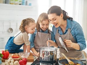 5 Solusi Praktis & Hemat Waktu Siapkan Sarapan Sehat untuk Anak