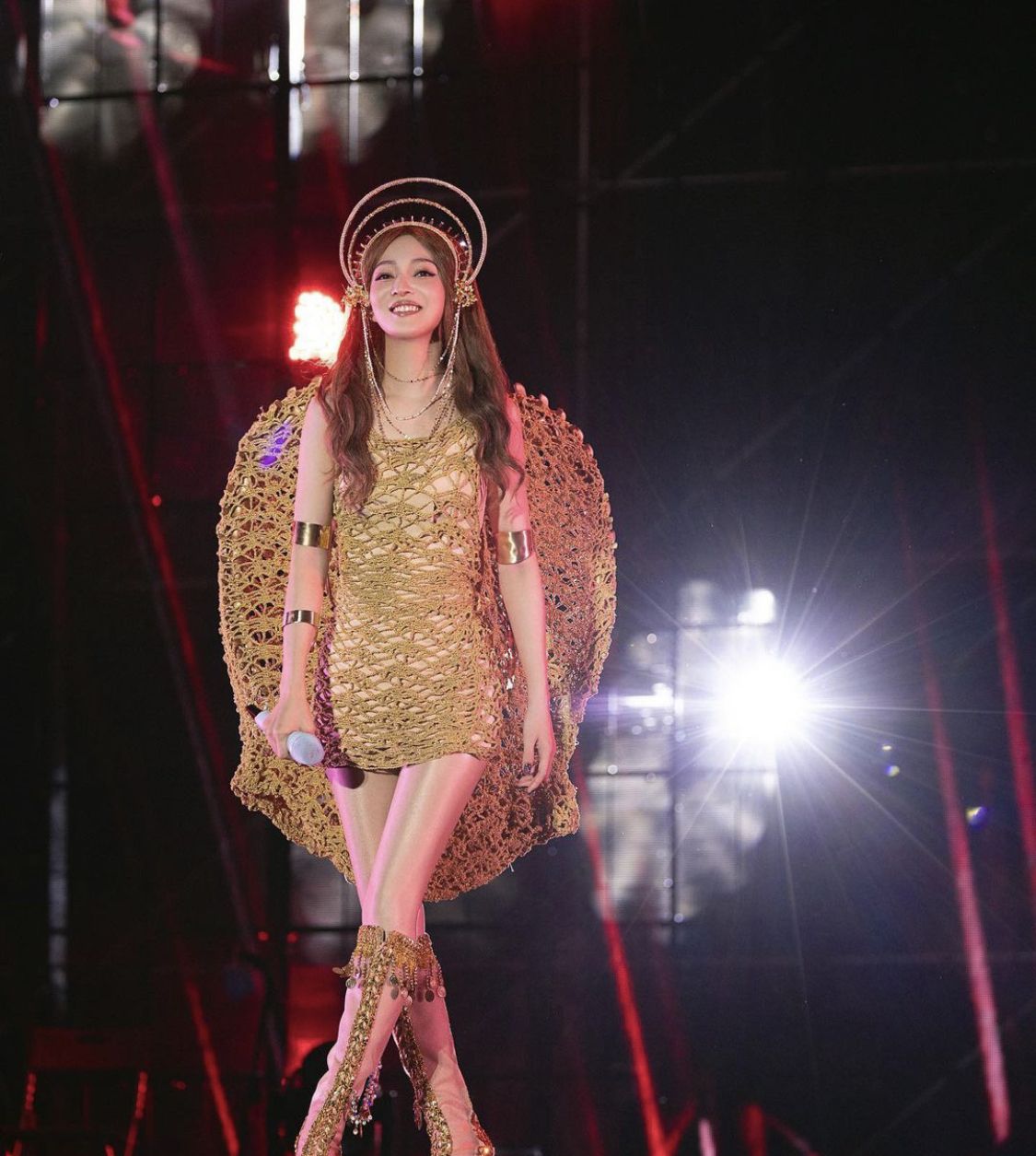 Penampakan jaring laba-laba di rambut Angela Chang saat konser.