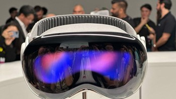 Apple Vision Pro memungkinkan pengguna dapat memainkan lebih dari 100 game Arkade di layar sebesar yang mereka inginkan dengan dukungan pengontrol game populer. Foto: Getty Images
