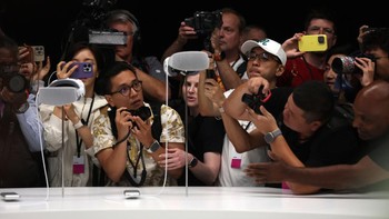 Apple Vision Pro direncanakan akan dijual mulai awal tahun depan di AS dan lebih banyak negara akan hadir akhir tahun depan. Siapkan dana USD 3.499 atau kisaran Rp 52 juta. Jadi lebih tertarik ini atau tetap iPhone 15 Pro Max? Foto: Getty Images
