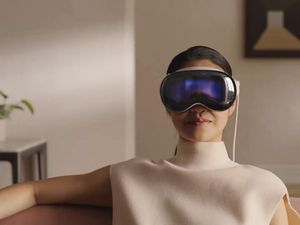 Elon Musk Sindir Headset Apple Vision Pro yang Harganya Selangit
