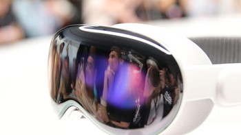 CEO Apple Tim Cook sesumbar kacamata AR ini revolusioner. Sebab Apple Vision Pro dapat memadukan konten digital dengan dunia nyata secara mulus. Foto: Getty Images