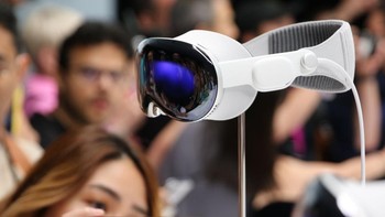 Vision Pro diposisikan terutama sebagai perangkat AR. Namun pengguna dapat beralih antara augmented reality dan full virtual reality menggunakan dial. Perangkat ini bebas pengontrol, dan pengguna dapat menelusuri deretan ikon aplikasi dengan melihatnya. Foto: Getty Images