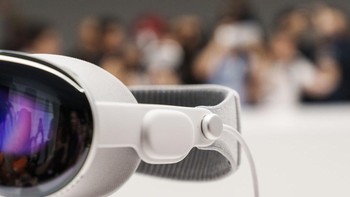 Pengguna dapat mengetuk untuk memilih dan menjentik untuk menggulir, dan dapat pula memberikan perintah suara.Selain itu, headset mendukung aksesori Bluetooth dan memungkinkanpengguna menghubungkan Mac untuk digunakan di dalam headset. Foto: Getty Images