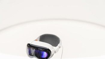 Perangkat baru Apple ini menjalan VisionOS yang mampu menampilkan antarmuka tiga dimensi yang membebaskan aplikasi dari batas tampilan sehingga dapat muncul berdampingan dalam skala apa pun. Apple Vision Pro memungkinkan pengguna menjadi lebih produktif, dengan ruang layar tak terbatas, akses ke aplikasi favorit mereka, dan cara baru untuk multitasking. Foto: Getty Images