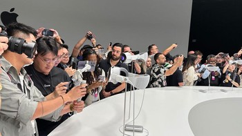 Apple Vision Pro juga menjanjikan hiburan tanpa batas. Perangkat ini menghadirkan sistem layar beresolusi sangat tinggi yang mengemas 23 juta piksel di dua layar, sehingga mengubah ruang apa pun menjadi bioskop pribadi dengan layar selebar 1.200 inch dan sistem Audio Spasial yang canggih. Foto: Getty Images