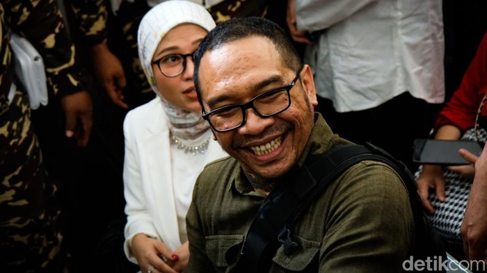 Ayah David Ozora, Jonathan Latumahina, menghadiri sidang perdana Mario Dandy Satriyo di PN Jakarta Selatan, Selasa (6/6/2023). Jonathan duduk di kursi pengunjung sidang.
