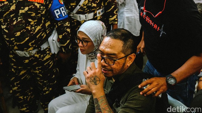 Ayah David Ozora, Jonathan Latumahina, menghadiri sidang perdana Mario Dandy Satriyo di PN Jakarta Selatan, Selasa (6/6/2023). Jonathan duduk di kursi pengunjung sidang.