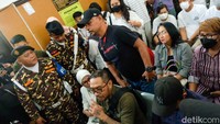 Jonathan tampak didampingi beberapa anggota Banser.  