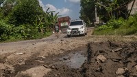 Ruas jalan kabupaten tersebut mengalami kerusakan akibat adanya abrasi sungai Ciujung yang berada disamping jalan tersebut.